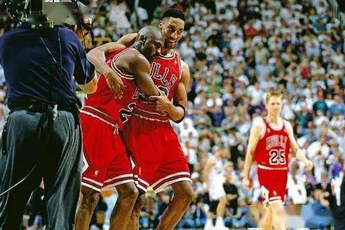 开云体育app下载-包含NBA总决赛窗口期再迎强敌，芝加哥公牛战术微调，主帅态度：赛场秩序良好，纪律约束更严格的词条