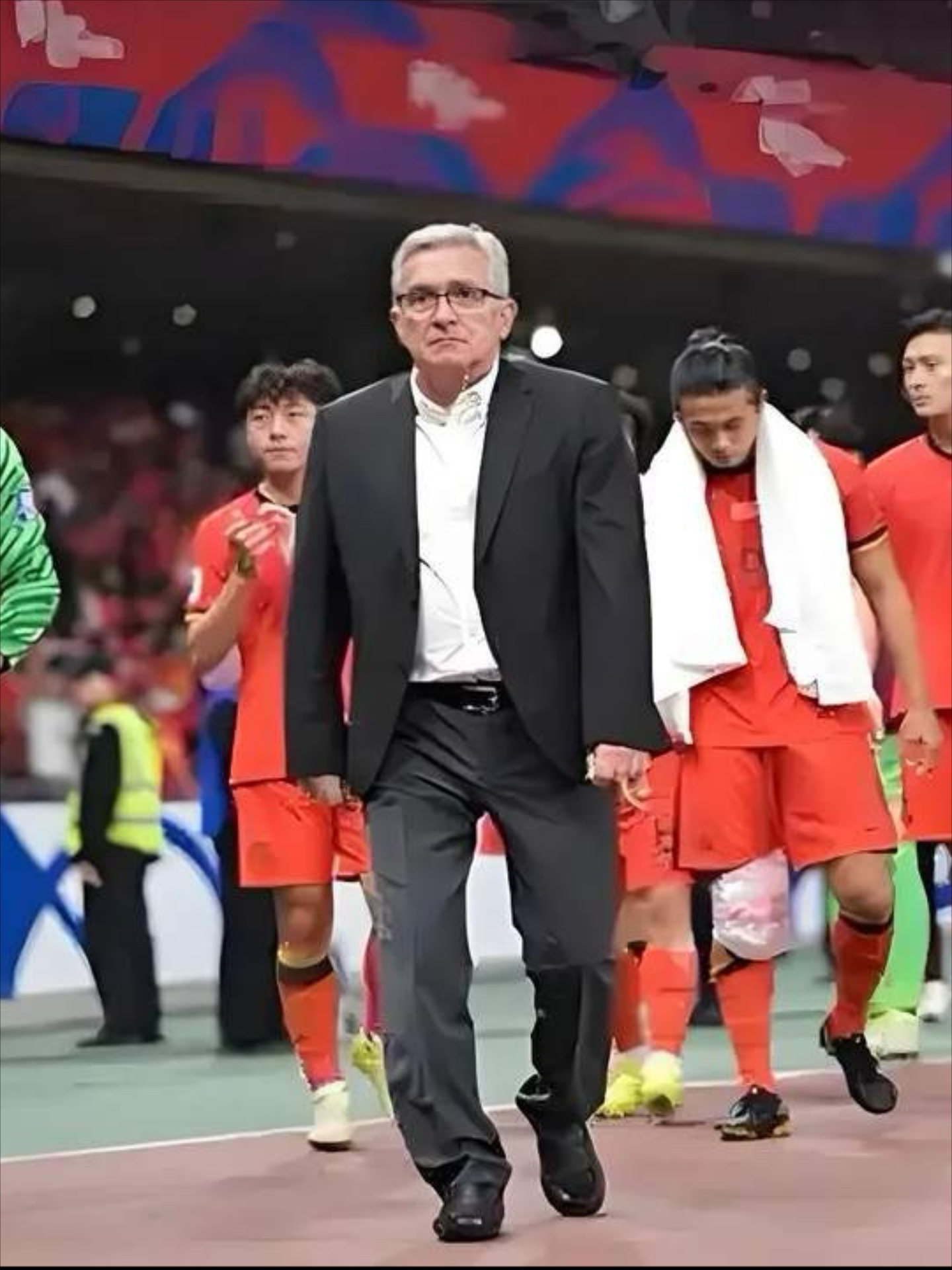 开云体育官网-本菲卡发布备战花絮，转会期官宣签约，法国杯任务艰巨，临场指挥获称赞(21条合约是谁签的)